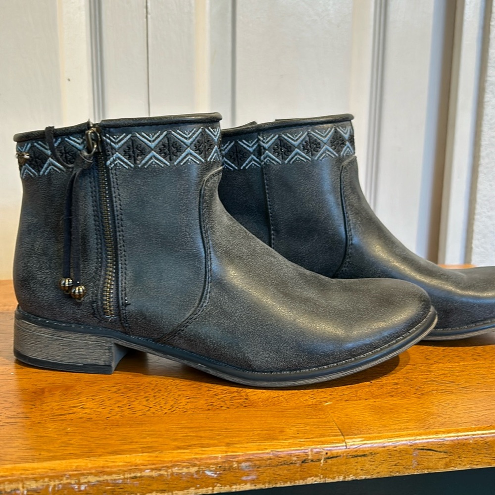 Roxy Sita Embroidered Booties